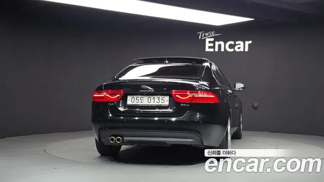 Jaguar XE 2016 thumb 4