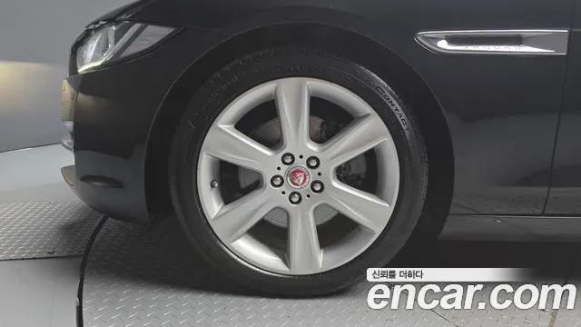 Jaguar XE 2016 thumb 5