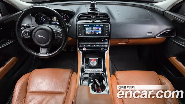 Jaguar XE 2016 thumb 7
