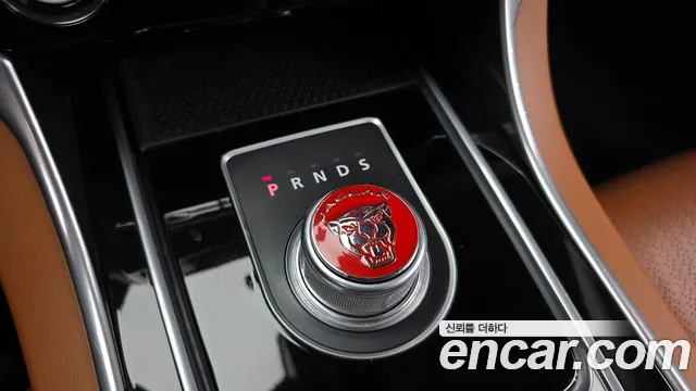 Jaguar XE 2016 thumb 9