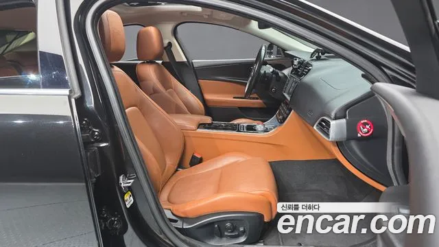 Jaguar XE 2016 thumb 11