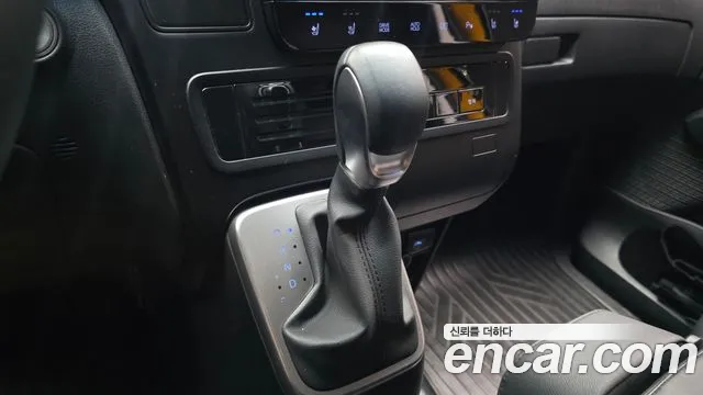 Hyundai Staria 2025 thumb 9