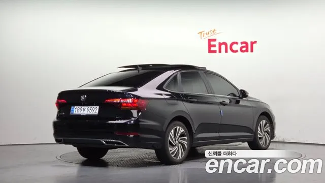 Volkswagen Jetta 2021 thumb 2