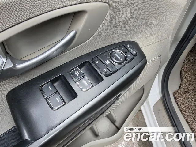 Kia Carnival 2016 thumb 10