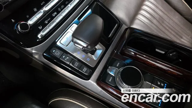 Genesis G90 2016 thumb 9