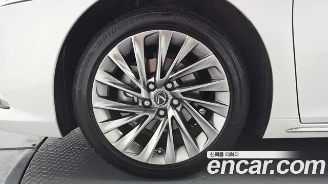 Lexus ES 2025 thumb 4