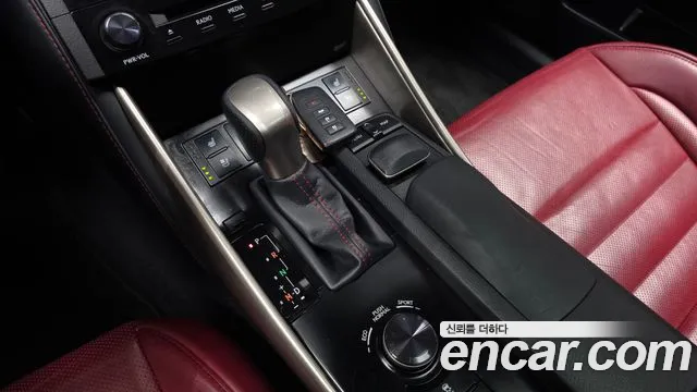 Lexus IS 2013 thumb 9
