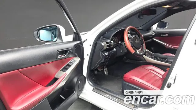 Lexus IS 2013 thumb 10