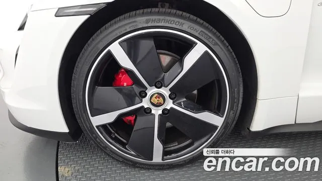 Porsche Taycan 2021 thumb 5