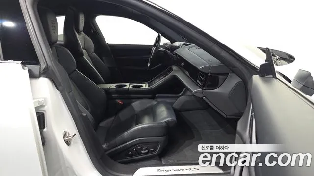 Porsche Taycan 2021 thumb 11