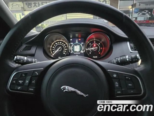 Jaguar E-Pace 2019 thumb 8