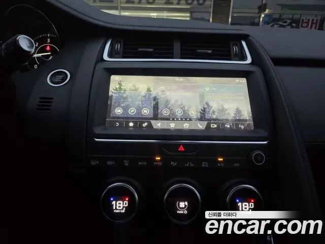Jaguar E-Pace 2019 thumb 10