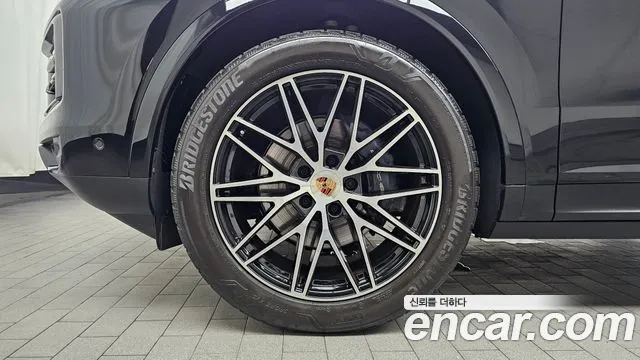 Porsche Cayenne 2025 thumb 4
