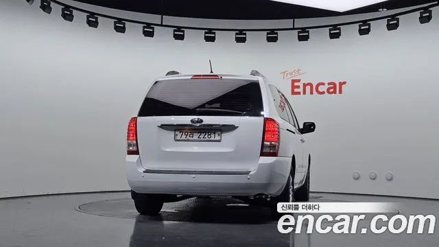 Kia Carnival 2012 thumb 4