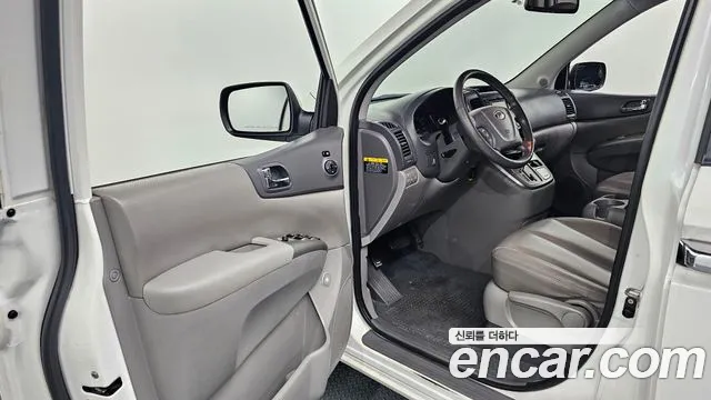 Kia Carnival 2012 thumb 10