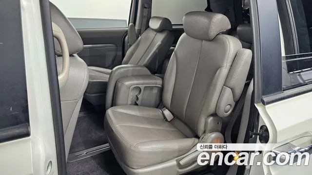 Kia Carnival 2012 thumb 11