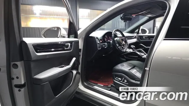 Porsche Cayenne 2021 thumb 10