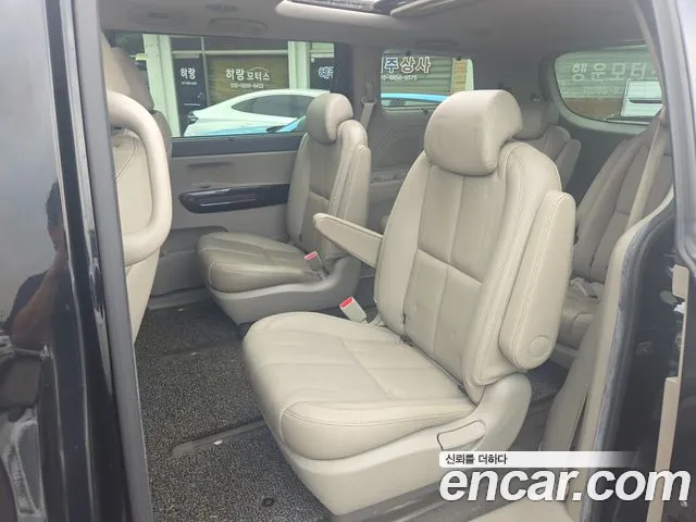 Kia Carnival 2015 thumb 10