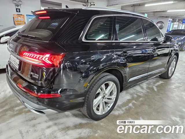 Audi Q7 2022 thumb 2