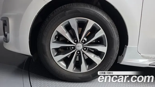 Kia Carnival 2018 thumb 5