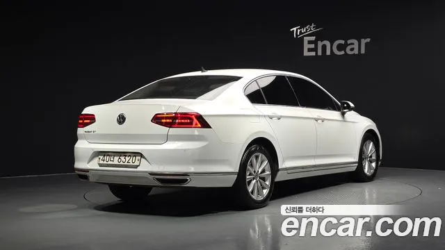 Volkswagen Passat (North America and China) 2018 thumb 2