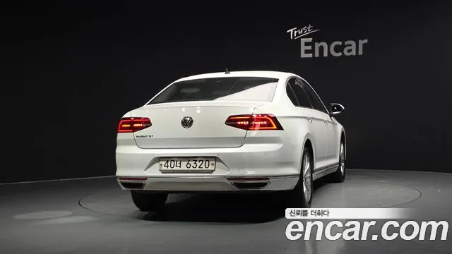 Volkswagen Passat (North America and China) 2018 thumb 4