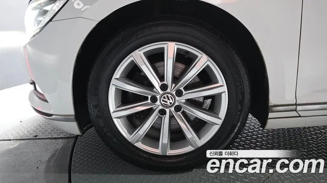 Volkswagen Passat (North America and China) 2018 thumb 5
