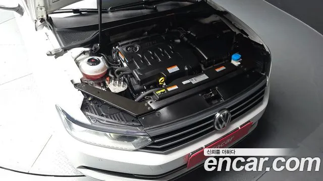 Volkswagen Passat (North America and China) 2018 thumb 6