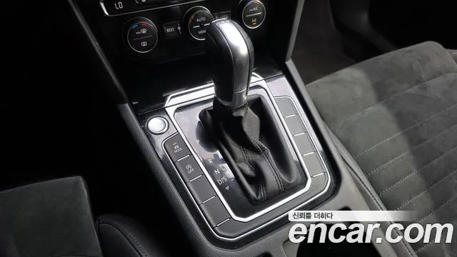 Volkswagen Passat (North America and China) 2018 thumb 9