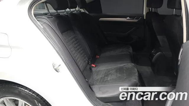 Volkswagen Passat (North America and China) 2018 thumb 12