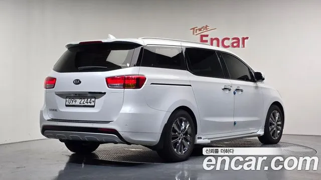 Kia Carnival 2017 thumb 2