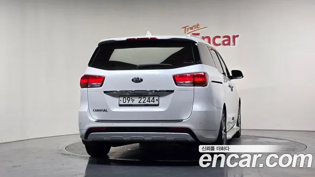 Kia Carnival 2017 thumb 4