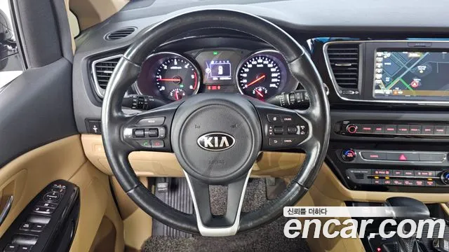 Kia Carnival 2016 thumb 11