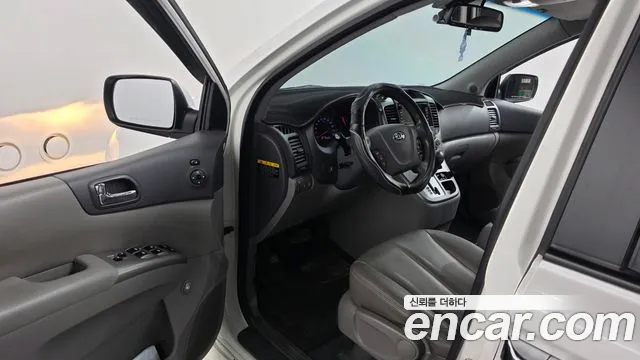 Kia Carnival 2013 thumb 10