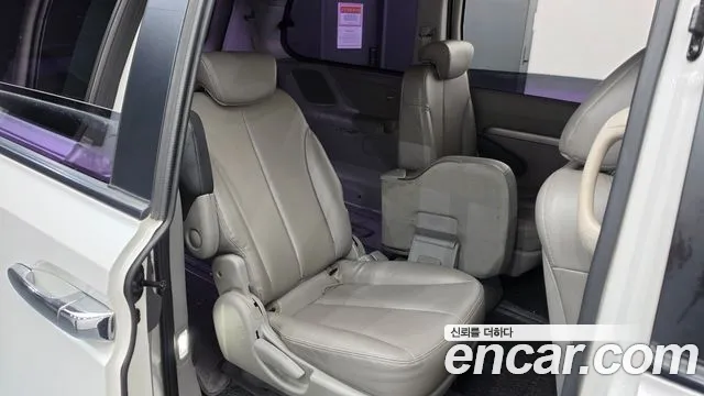 Kia Carnival 2013 thumb 12
