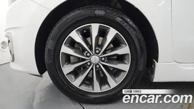 Kia Carnival 2016 thumb 5