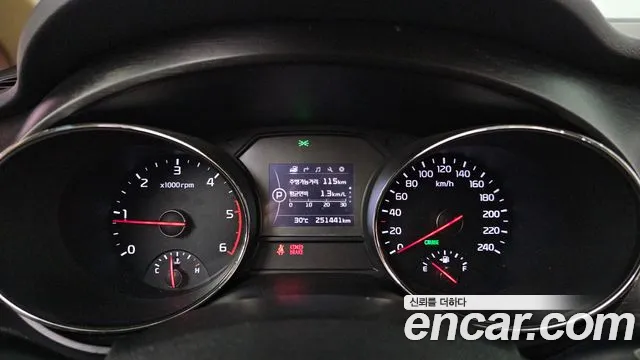Kia Carnival 2016 thumb 8
