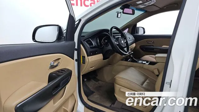 Kia Carnival 2016 thumb 10