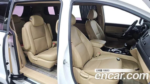 Kia Carnival 2016 thumb 11