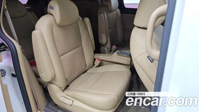 Kia Carnival 2016 thumb 12