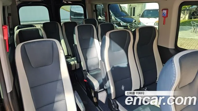 Hyundai Staria 2024 thumb 12