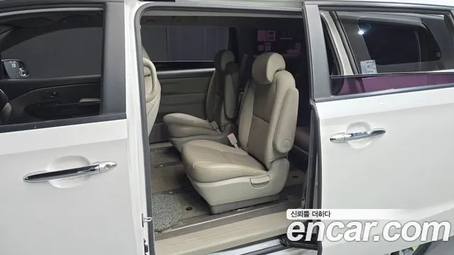 Kia Carnival 2018 thumb 11