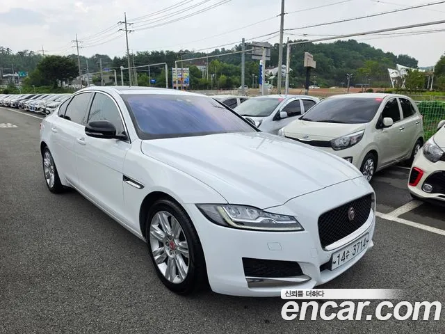 Jaguar XF 2017 thumb 3