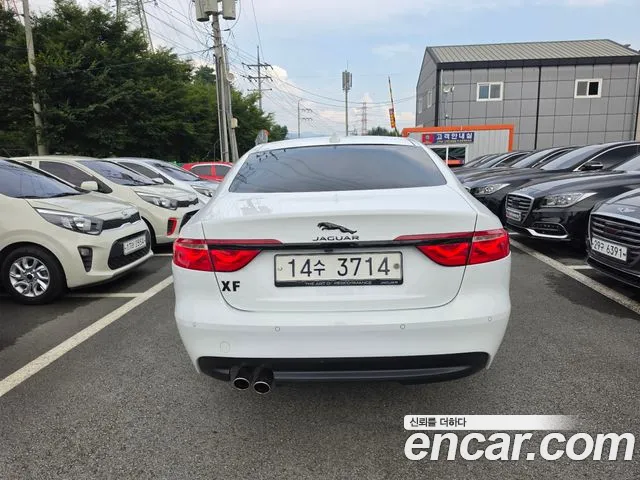 Jaguar XF 2017 thumb 5