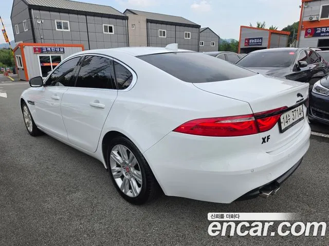 Jaguar XF 2017 thumb 6