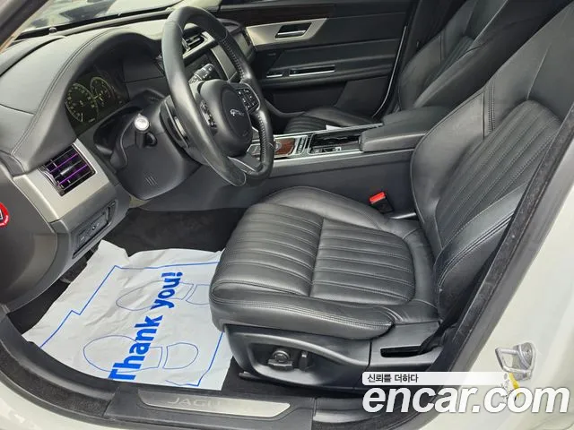 Jaguar XF 2017 thumb 7