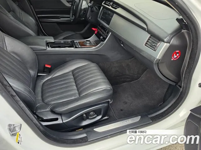 Jaguar XF 2017 thumb 8