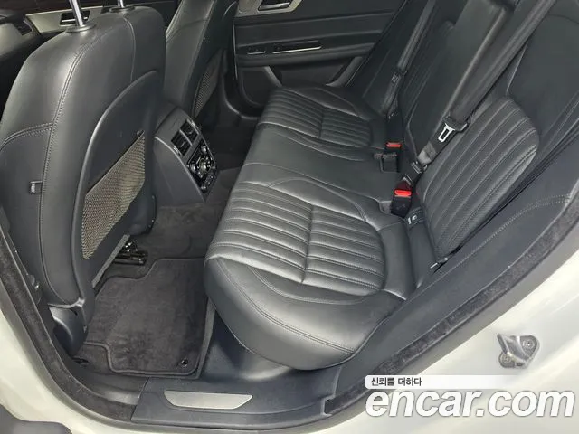 Jaguar XF 2017 thumb 9