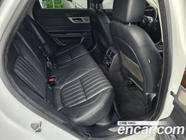Jaguar XF 2017 thumb 10