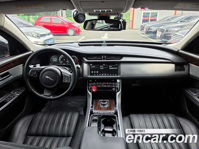 Jaguar XF 2017 thumb 11